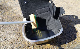 フロアマットの砂埃は、叩いてデッキブラシをかけて水で流すべし!【自分でやってみる車内清掃】