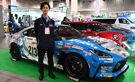 大阪オートメッセに出展した近畿大学自動車部は、今風で大学日本一を目指す