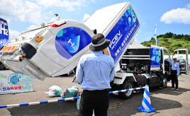 水素が燃料のごみ収集車がデモンストレーション！ 九州各地で公共サービスのFCEV車両の実証実験が始まる