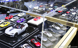 人はナゼ、長蛇の列を作り並ぶのか?『限定ミニカー』に集まった熱狂・・・東京オートサロン2026