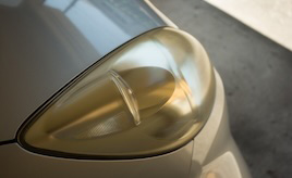 洗車したのに古く見える?ヘッドライトの黄ばみ・くもりの原因と対策