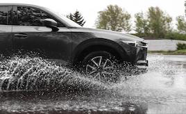 ブレーキの“効き始めが遅い”朝がある? 雨・洗車後の違和感を仕組みから解説